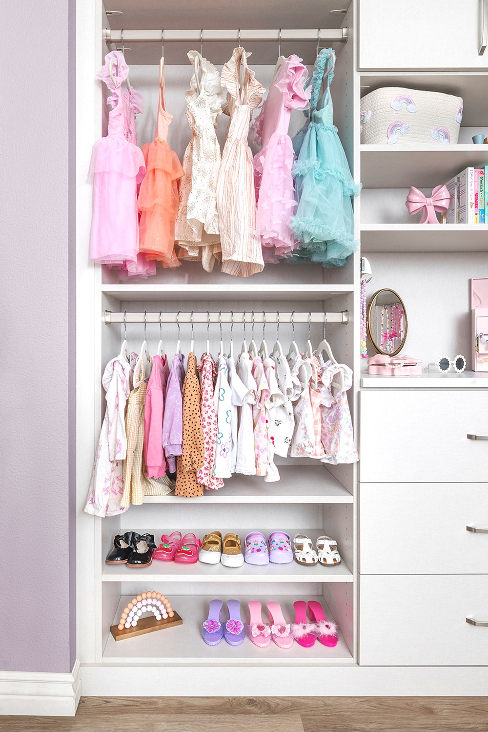 A Closet That Grows Along with Them<br />
Create a custom kids closet that makes clothing, shoes, toys and everyday essentials easier for children to find, use and put away.